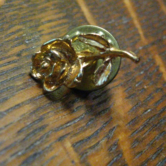 🌹 Gold Rose Vintage Love Vintage Lapel Pin Brooch - Picture 1 of 4